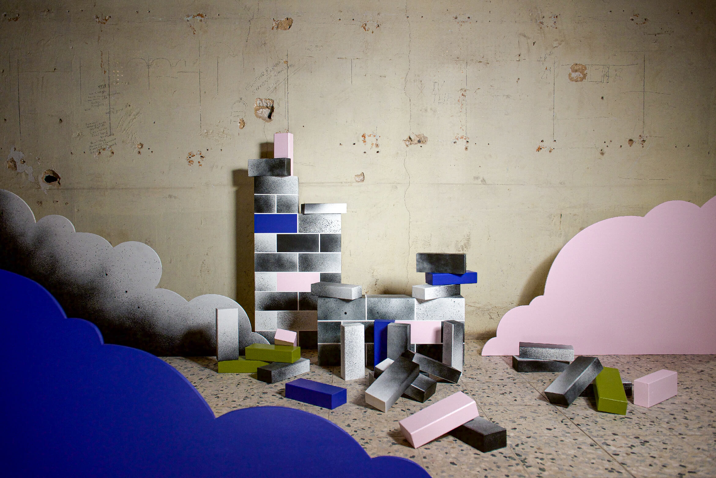 studio-andrebritz-people-in-boxes-installation-indoor-03-1